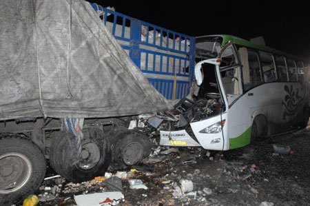 組圖:黑龍江哈同公路客車與貨車相撞19人死亡