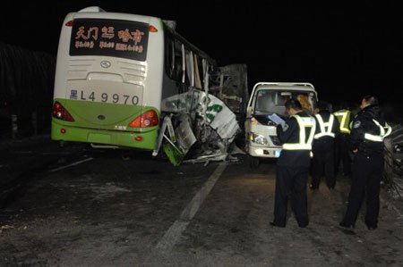組圖:黑龍江哈同公路客車與貨車相撞19人死亡